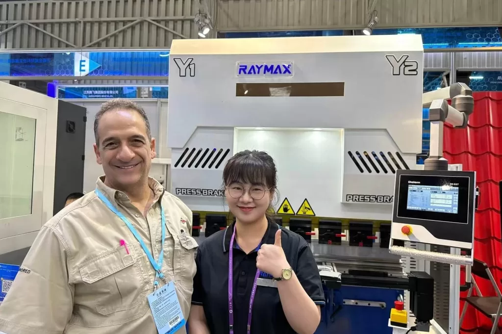 Customers at the exhibition can choose Raymax press brake1