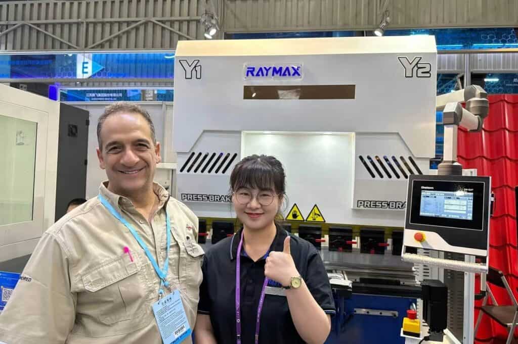 Customers at the exhibition can choose Raymax press brake1