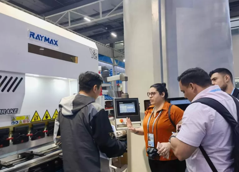 Customers at the exhibition can choose Raymax press brake2