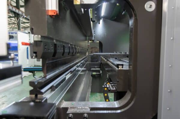 250-ton x 10-foot 4 axis cheap CNC hydraulic sheet metal press brake machine for sale 250-ton x 10-foot 4 axis cheap CNC hydraulic sheet metal press brake machine for sale