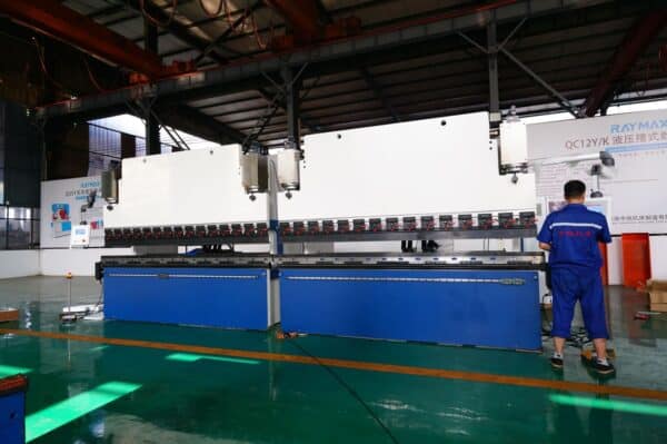 750 1000 2000-ton x 20-ft /6m 4 axis largest CNC hydraulic tandem press brake for sale 750 1000 2000-ton x 20-ft /6m 4 axis largest CNC hydraulic tandem press brake for sale