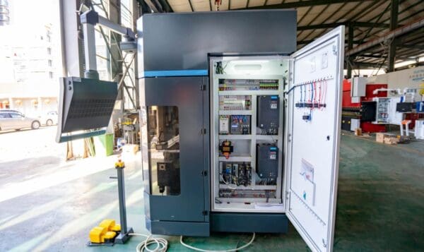 40-ton x 6-foot 4+1 axis CNC servo electric metal sheet electric press brake machine for sale 40-ton x 6-foot 4+1 axis CNC servo electric metal sheet electric press brake machine for sale