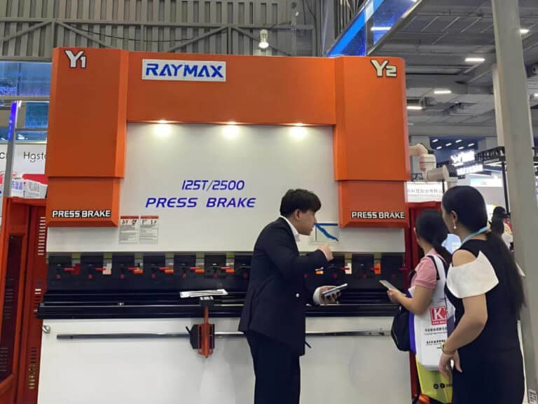 Customers choose 8-axis press brake at the exhibition