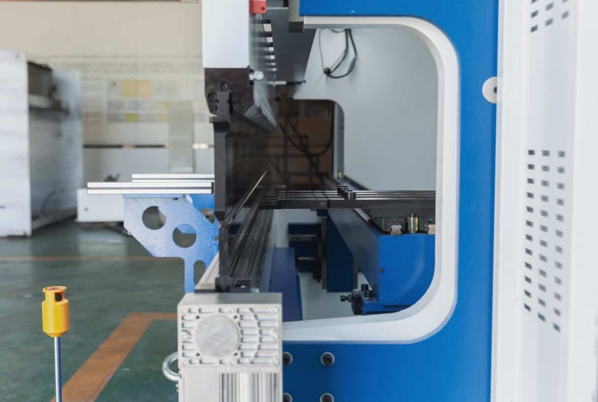 Hydraulic press brake compensation system