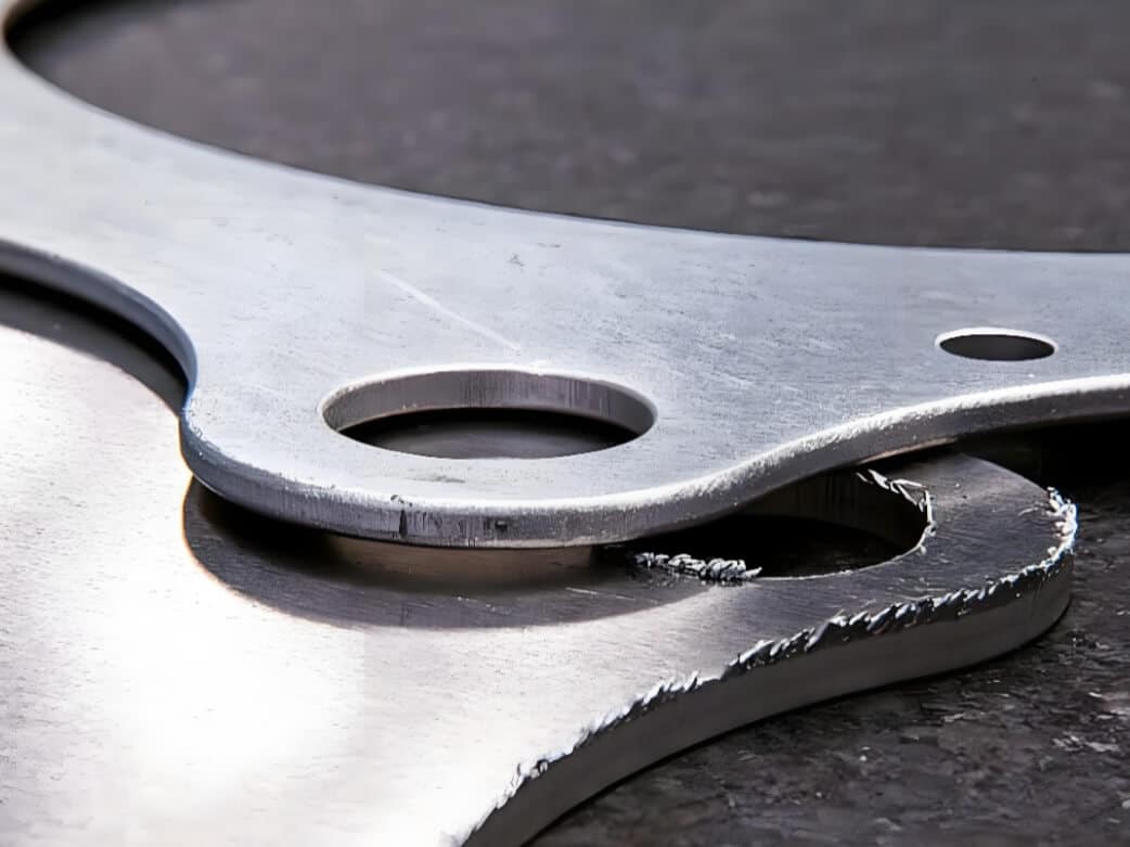 Burrs on the cut edge of the workpiece
