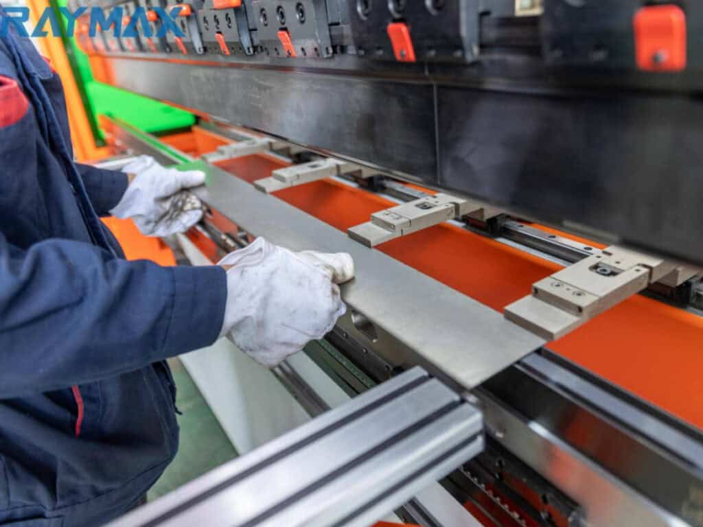 Peça de trabalho contra o batente traseiro